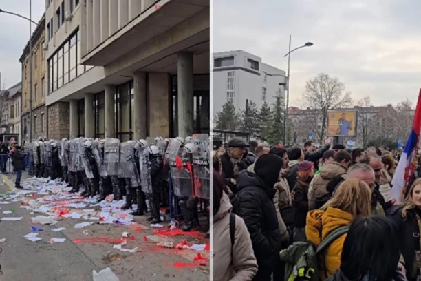 OVO JE NAJVEĆA SRAMOTA OPOZICIJE! Pogledajte kako izgledaju policajci u Novom Sadu koji su satima trpeli napade jajima, kamenicama, farbom! (VIDEO)