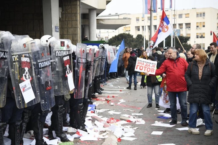 MUP SE OGLASIO SAOPŠTENJEM: Nije tačno da su pripadnici policije sprečili odbornike iz opozicionih stranaka da uđu u Skupštinu Novog Sada