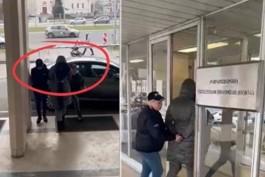 POGLEDAJTE PRIVOĐENJE ČLANICE KOMISIJE ZA TEHNIČKI PREGLED ŽELEZNIČKE STANICE! Ovako su lisice stavljene na ruke Jeleni Vesić! (VIDEO)