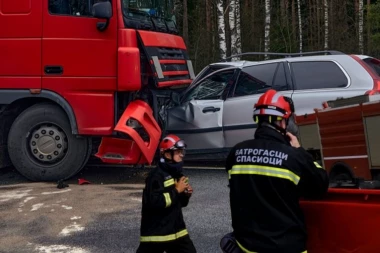 U TOKU AKCIJA SPASAVANJA! JEZIVA NESREĆA KOD BAČKE PALANKE! Tri automobila sletela sa puta, dvoje i dalje zarobljeno u vozilima!