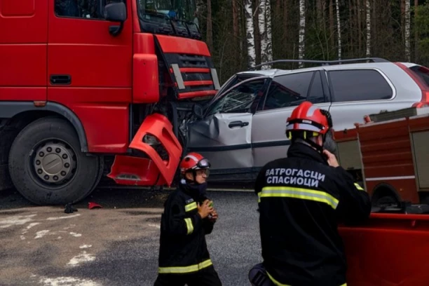 JEZIVE SCENE KOD TUČKOVA! Jedna osoba poginula u direktnom sudaru kamiona i automobila! NASTRADALOG IZVLAČILI VATROGASCI!