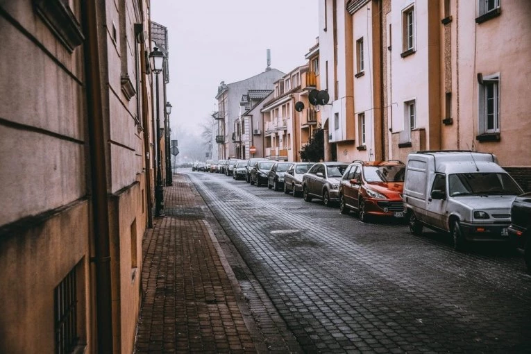 MAJKA UBILA BEBU, PA JE BACILA KROZ PROZOR! Straviča prizor ispred hotela, lekari mogli samo da konstatuju smrt! (FOTO)