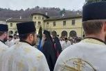 MITROPOLIT JUSTIN DEMONSTRIRA MOĆ NAD BRATIJOM! Sa sobom poveo i sveštenike iz cele eparhije! (VIDEO)