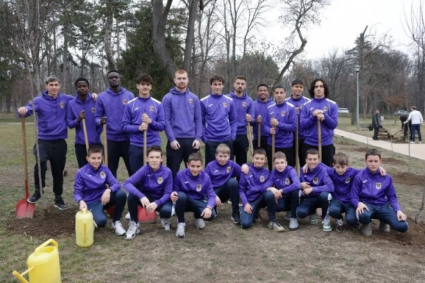 SENJAK U LJUBIČASTIM BOJAMA: RFK Grafičar organizovao ekološku akciju sadnje 50 stabala u Beogradu!