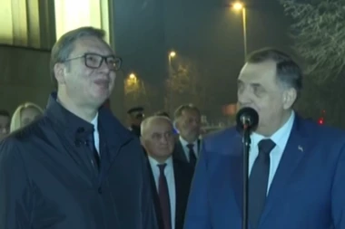 VUČIĆ SE NA KRATKO OBRATIO OKUPLJENIMA U BANJALUCI PRED SASTANAK SA DODIKOM: "Znam koliko boli i tišti nepravda..."! (VIDEO)