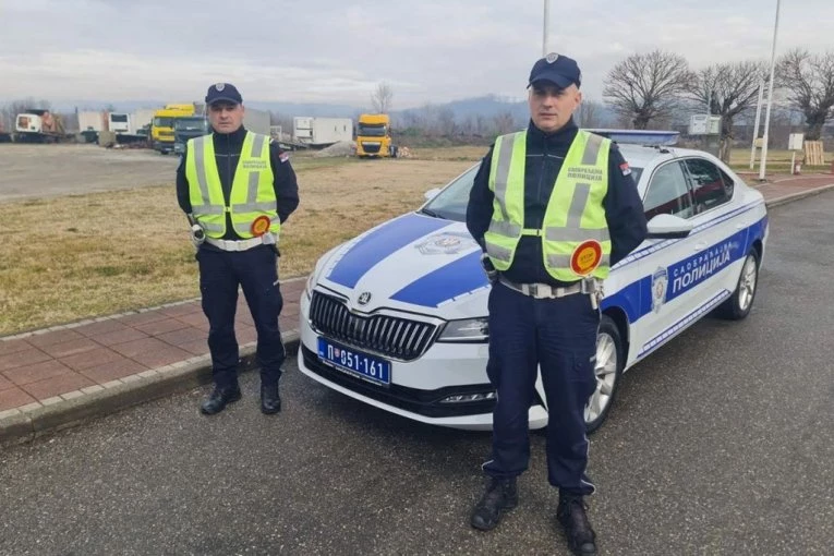 BRAVO, HEROJI! Policajci iz Loznice Dušan i Milivojević spasili život detetu (FOTO)