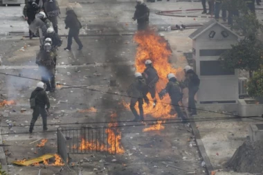 ŽESTOKI SUKOBI NA PROTESTU ZBOG ŽELEZNIČKE NESREĆE: Demonstranti bacali Molotovljeve koktele, policija uzvratila SUZAVCEM i PENDRECIMA! (FOTO+VIDEO)