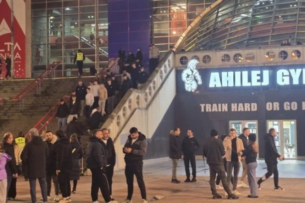 NAVIJAČI POLAKO PRISTIŽU ISPRED ARENE: Veruju u pobedu Partizana! (FOTO GALERIJA + VIDEO)