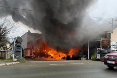 POŽAR GUTA VULKANIZERSKU RADNJU U VRNJAČKOJ BANJI! Vatrogasci se bore sa vatrenom stihijom! (FOTO)