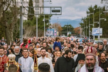 HILJADE VERNIKA NA VELIČANSTVENOJ LITIJI U PODGORICI: Put kojim se Crna Gora vraća sebi i svom nemanjičkom identitetu