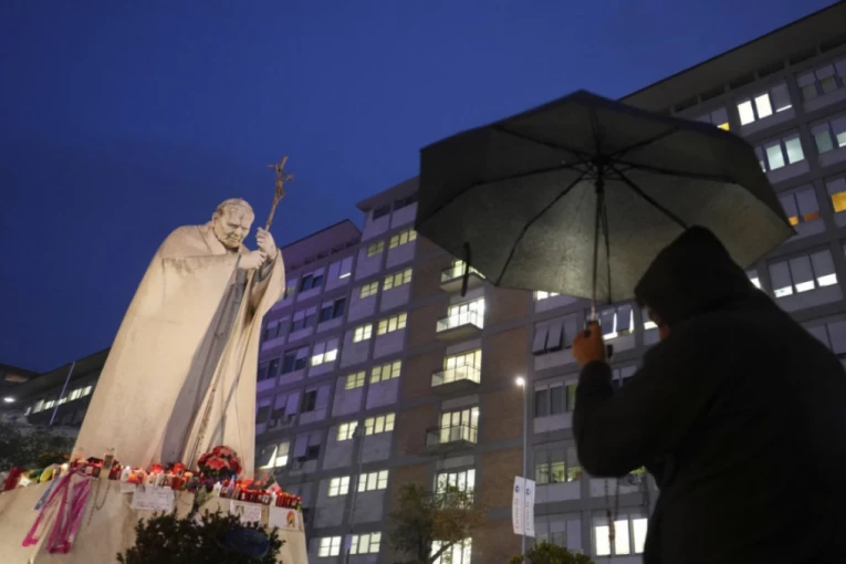 PRVA FOTOGRAFIJA PAPE FRANJE IZ BOLNICE: Snažna poruka nakon mesec dana neizvesnosti