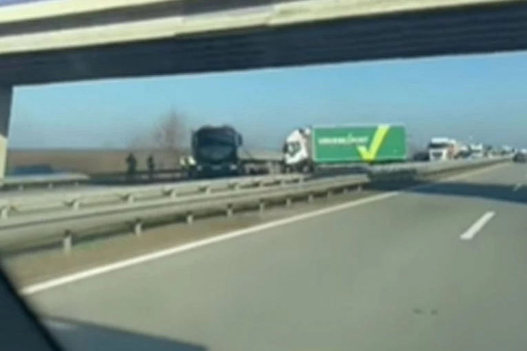 TEŽAK UDES KOD KOVILJA! Sudarila se dva kamiona, kolone automobila na auto-putu! (VIDEO)