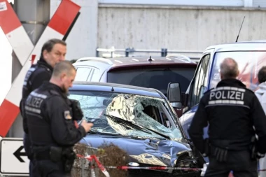 OVO JE AUTOMOBIL SMRTI! Crnim terencem uleteo u ljude  - pokosio na desetine, u centru grada kao NA BOJNOM POLJU! (FOTO)