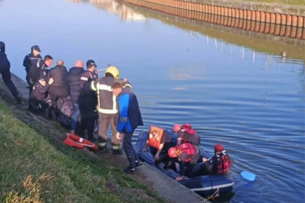 VATROGASCI SPASLI DAVLJENIKA IZ BEGEJA: Drama u Zrenjaninu (FOTO)