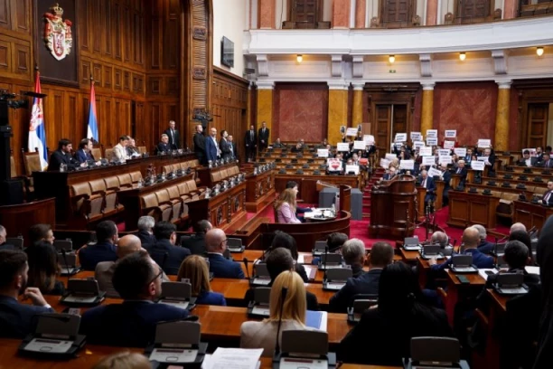 DEO PRAVI HAOS U SALI, DRUGI DRŽE KONFERENCIJE ISPRED! Počela prva redovna sednica Skupštine: Opozicija ne prestaje da ometa njen rad! (FOTO)