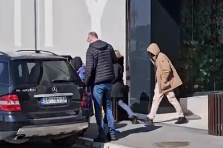 PRVI SNIMAK DECE SAŠE POPOVIĆA, ĆERKA JEDVA HODA OD TUGE: Sleteli u Beograd da dočekaju TELO preminulog oca! (VIDEO)