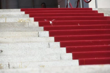 HULIGANI NE PRESTAJU DA PRAVE HAOS! Gađali zaposlene u Gradskoj upravi u Šapcu jajima, jedna žena POGOĐENA U GLAVU!