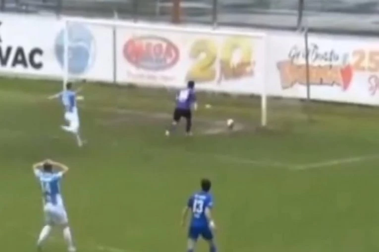 OVAK NEŠTO MOŽE DA SE DOGODI SAMO U CRNOGORSKOM FUDBALU: Lopta stala u blatu pred gol liniju - tek tada je usledio pravi šok! (VIDEO)