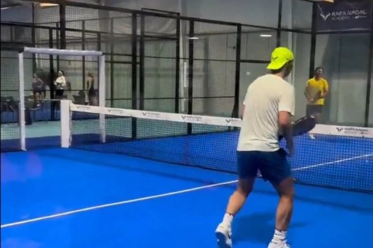 NE MOŽE BEZ REKETA: Fanovi u čudu - Rafael Nadal ponovo na terenu! (VIDEO)