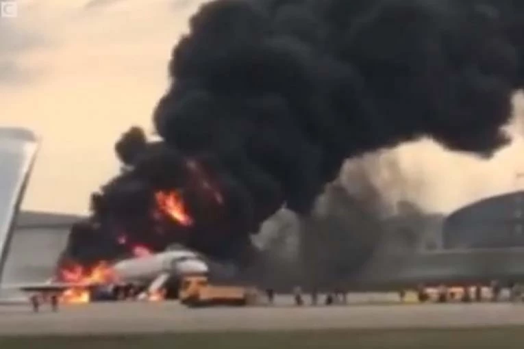 DRAMA NA AERODROMU! Zapalio se avion sa putnicima, usledila hitna evakuacija! (VIDEO)