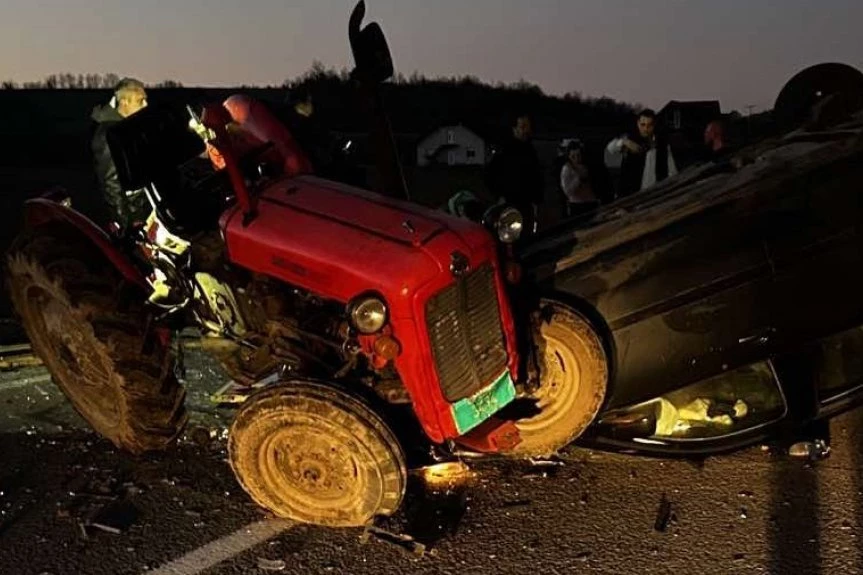 JEDNO VOZILO PREPOLOVLJENO, DRUGO NA KROVU! Težak sudar traktora i automobila na putu Kragujevac - Kraljevo! (FOTO)