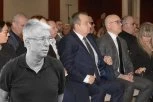 VUČIĆ I DAČIĆ PORED SUZANE! Muk na komemoraciji Popoviću, Sašina udovica ne može da zaustavi suze! (FOTO)