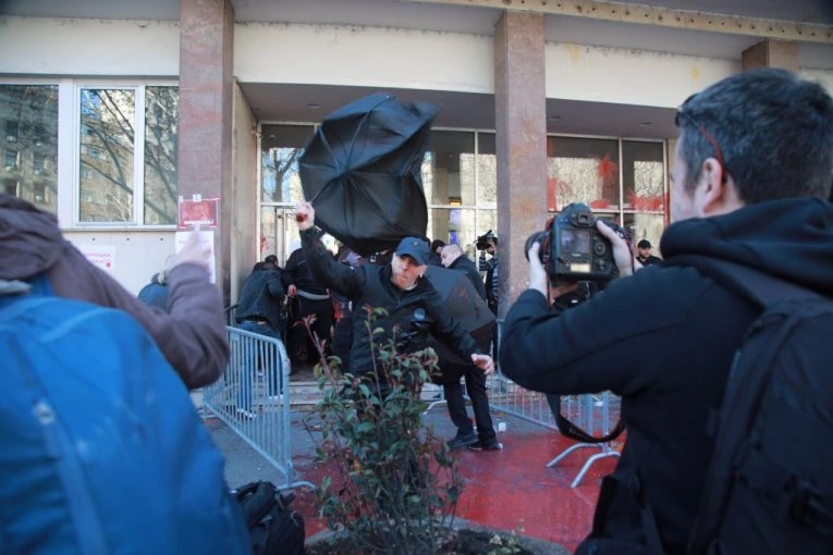 SRAMNO, SRAMNO, SRAMNO! Stravične scene TERORA I NASILJA opozicije ispred Skupštine Beograda! (FOTO)