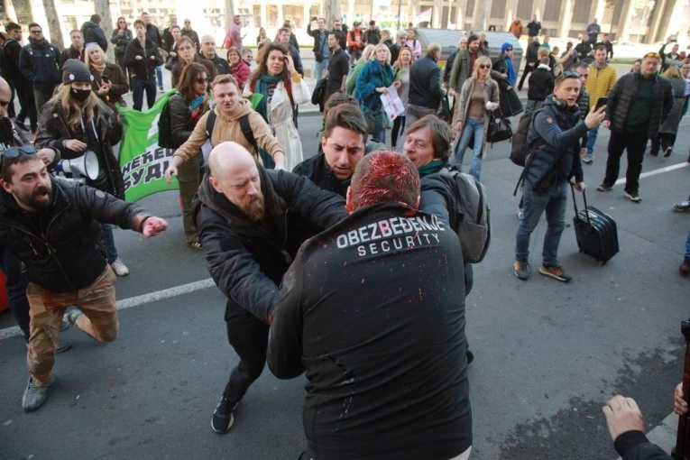 OPOZICIJA NAPALA VOZILO HITNE POMOĆI! Ovo su prave TERORISTIČKE METODE - nisu dali ljudima da pruže pomoć povređenima!