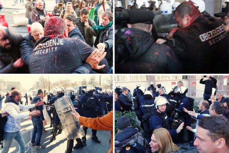 JOŠ JEDNA ŽESTOKA LAŽ ŠOLAKOVIH MEDIJA! Opozicija napala policiju ispred Skupštine grada, prikazali ih kao obične građane! (VIDEO)