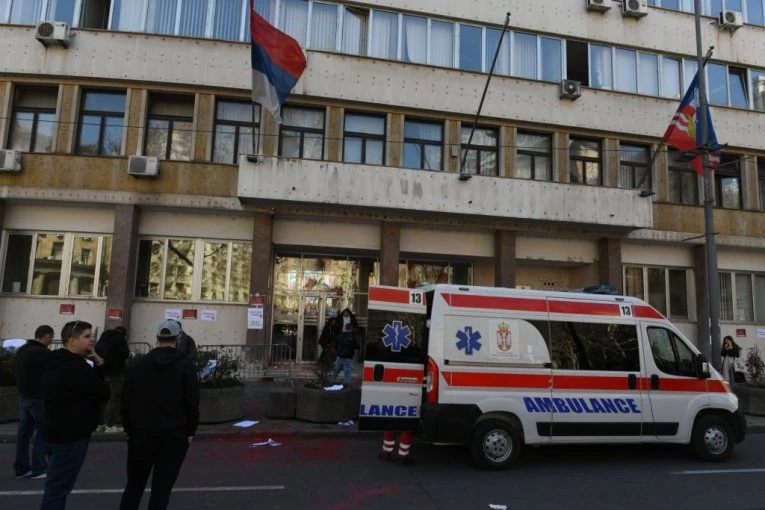 MUŠKARAC DOBIO STRAŠNE UDARCE U GLAVU! Opozicija blokirala nakon stravičnog napada, blokirala HITNU POMOĆ! (FOTO)