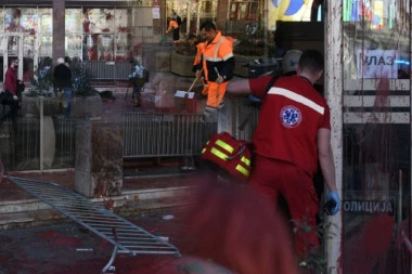 MUŠKARAC DOBIO STRAŠNE UDARCE U GLAVU! OPOZICIJA OTIŠLA KORAK DALJE! Izudarali čoveka, pa blokirali prilaz Hitne pomoći! (FOTO/VIDEO)