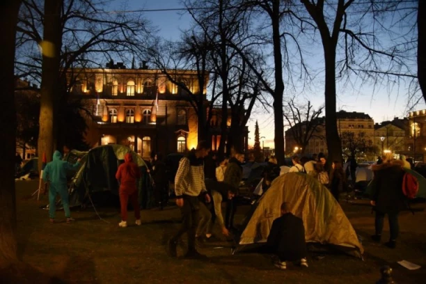 Studenti ispred Predsedništva poslali snažnu poruku (VIDEO)