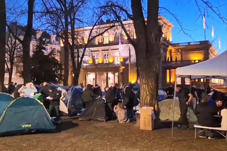 Studenti ispred Predsedništva poslali snažnu poruku (VIDEO)