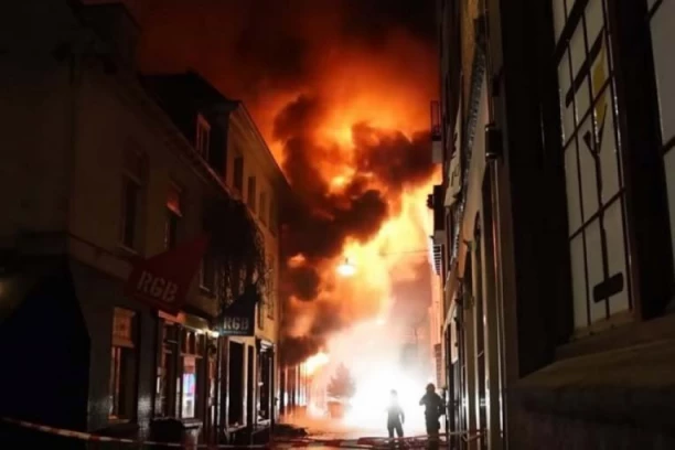 VATRA GUTA NAJMANJE DESET ZGRADA U CENTRU GRADA: Stravičan požar u Holandiji (FOTO/VIDEO)