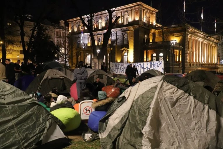 SVE VIŠE ŠATORA ISPRED PREDSEDNIŠTVA: Studenti će celu noć provesti u Pionirskom parku (FOTO/VIDEO)