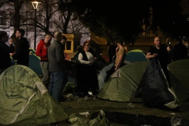 STUDENTI U BLOKADI DOŠLI DA NAPADAJU MIRNE STUDENTE KOJI ŽELE DA UČE: Napeto ispred Predsedništva (VIDEO)