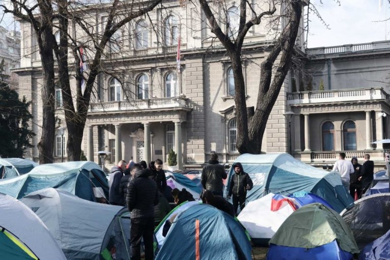 ZAHTEVAJU OBUSTAVU BLOKADA JER HOĆE DA UČE! Studenti pored ispunjenja zahteva žele još nešto: Dodjite tačno u 13 časova!