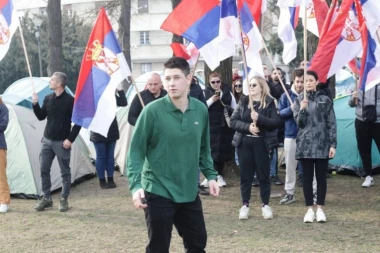 TUŽILAŠTVO NALOŽILO DA SE IDENTIFIKUJU NASILNICI KOJI PRETE STUDENTU! Miloš na meti siledžija nakon što je JAVNO TRAŽIO DA NASTAVI DA UČI I IDE NA FAKULTET!