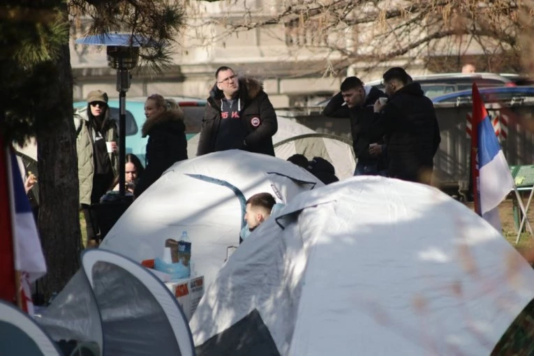 DOŠLA IZ PEĆI DA PODRŽI STUDENTE! "Ja sam ipak za ovu mladost, za ove mladiće koji podržavaju učenje i školu" (VIDEO)