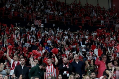 NEVEROVATAN SPEKTAKL U PIREJU! Koreografija Olimpijakosa pred meč sa Partizanom je sve oborila s nogu! (VIDEO)