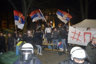 MOĆNA PORUKA STUDENATA KOJI ŽELE DA UČE: Razvili transparent kojim dostojanstveno stavljaju do znanja blokaderima da ne žele nasilje (FOTO)