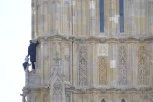 DRAMA U LONDONU: Palestinski aktivista se popeo na Big Ben, policija smesta reagovala, evo šta je hteo da poruči (VIDEO)