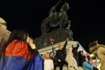 ĆERKA POLICAJCA I TUŽITELJKE BIJE DECU PO ULICI! Sve se jasno vidi i trenutak napada! (VIDEO)