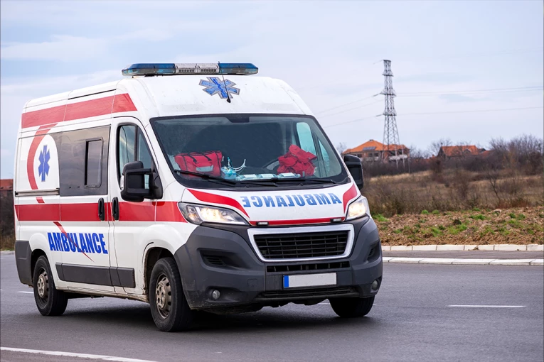 AUTOMOBIL SE PREVRNUO NA KROV! Saobraćajna nesreća kod Odžaka: Očevici tvrde da je vozač preticao kolonu, pa naglo zakočio! (FOTO)