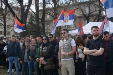 STUDENTIMA U PIONIRSKOM PARKU STIGLA PODRŠKA IZ NOVOG SADA! Jači su i od PROVOKATORA koji dolaze i viču da Kosovo nije Srbija! (FOTO)