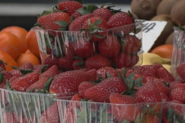 BILI SMO NA PIJACI I ŠOKIRALI SE CENOM: Više ne kupujem jagode na kilogram, nego na komad! (FOTO/VIDEO)