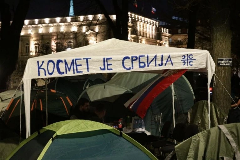 VELIČANSTVENI DOČEK U PIONIRSKOM PARKU: Studenti koji žele da uče pozdravili direktora Gimnazije "Jovan Jovanović Zmaj" (VIDEO)