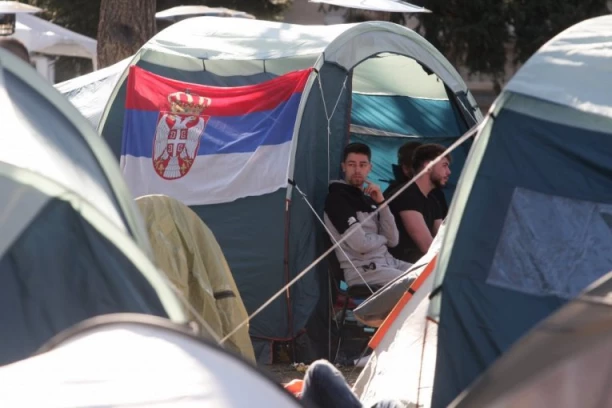 NA STUDENTE KOJI ŽELE DA UČE BAČEN TOPOVSKI UDAR! Marko opisao jezive scene: Zaspali smo, a onda KAO BOMBA DA JE PUKLA! (VIDEO)