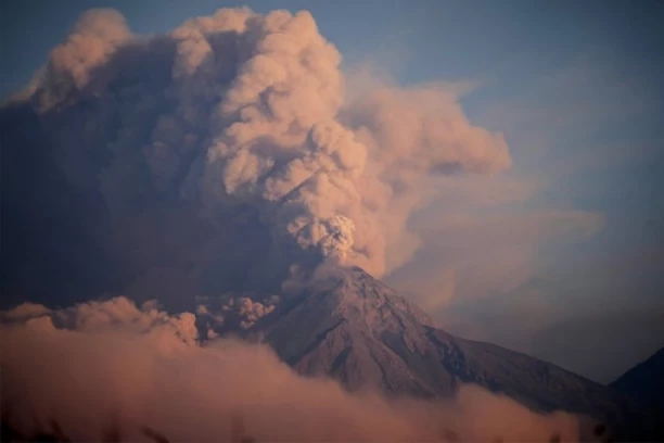 NAREĐENA HITNA EVAKUCAIJA, ERUPTIRAO JEDAN OD NAJAKTIVNIJIH VULKANA: Ugroženo preko 30.000 ljudi (VIDEO)