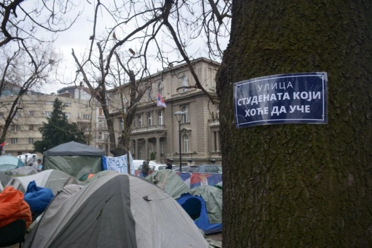 ŠESTI DAN TRAŽE SVOJA PRAVA! Studenti koji žele da uče noćas bili na meti blokadera, a evo kakvo je stanje od jutros! (FOTO, VIDEO)